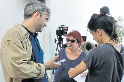  ?? ANALÍA SÁNCHEZ PRENSA. ?? ¡Luz, cámara, acción! La directora Graciela Taquini y el actor Daniel Hendler en rodaje.