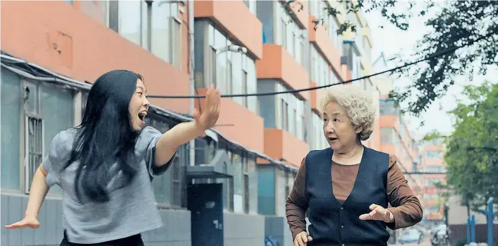  ??  ?? Auch der richtige Entspannun­gsschlag muss neu gelernt werden: „The Farewell“erzählt von der Wiederbege­gnung von Enkelin (Awkwafina) und Großmutter (Zhao Shuzhen).