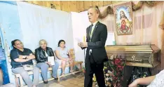  ??  ?? Jorge Valle, decano de Medicina, se solidarizó y entregó un acuerdo de duelo a los familiares de don Melanio Domínguez.