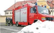  ??  ?? Viele Helfer der freiwillig­en Feuerwehr sind bei den Tänzen der Schäffler im Einsatz.