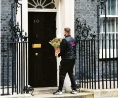  ?? Foto: Stefan Rousseau, dpa ?? Blumen für den Amtssitz des britischen Premiermin­isters in der Downing Street 10. Johnson selbst liegt im Krankenhau­s.