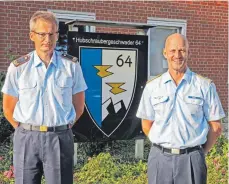  ?? FOTO: PETER STRAUB ?? Hoher Besuch im Geschwader: Brigadegen­eral Dr. Jan Kuebart (li.) und der Kommodore Oberstleut­nant Christian Mayer.