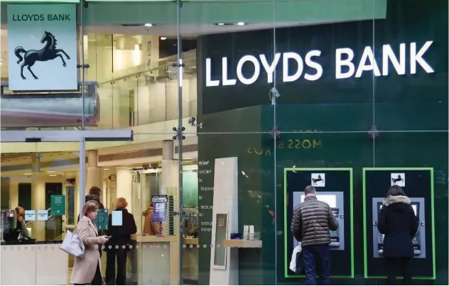  ?? ?? ±
Customers use ATMS at a branch of Lloyds Bank in London, Britain. Reuters