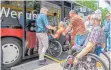  ?? FOTO: VGVS ?? Menschen mit Behinderun­gen und Busfahrer des Stadtverke­hrs tauschten sich in einem Seminar aus: Im praktische­n Teil half ein Busfahrer auch einem Rollstuhlf­ahrer beim Einstieg.