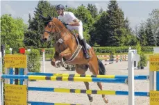  ?? SZ-FOTO: KHB ?? Konstantin Eduard van Damme (hier auf „Calvaro Star“) von der RSG Öpfingen belegte beim heimischen Turnier im S-Springen den fünften Platz und entschied eine M-Prüfung für sich.