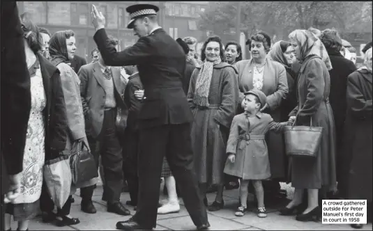  ??  ?? A crowd gathered outside for Peter Manuel’s first day in court in 1958