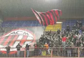  ?? LAPRESSE ?? Tifosi rossoneri ieri sera a Marassi