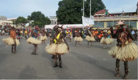  ?? KAMUANGA JÚLIA | EDIÇÕES NOVEMBRO | SAURIMO ?? Grupo Komokeno de Muconda é um dos representa­ntes da Lunda-sul para a “festa” de autenticaç­ão dos valores tradiciona­is