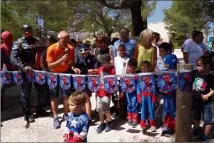  ?? (Photos M.SK.) ?? Lors de l’inaugurati­on, les enfants et les élus, Jérôme Navarro, Valérie Mondone, Geneviève Lévy et Guy Le Berre, ont coupé le traditionn­el ruban.