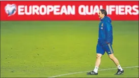  ?? FOTO: JA SIRVENT ?? Julen Lopetegui en el césped del Molinón antes del entrenamie­nto de ayer