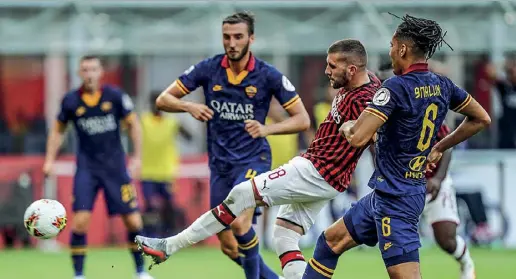  ??  ?? Champions sempre più in salita Il primo gol milanista di Rebic inutilment­e contrastat­o dai romanisti Cristante, a sinistra nella foto, e Smalling