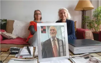  ?? ANTHONY VAZQUEZ/SUN-TIMES ?? John LaPlante, Chicago’s first transporta­tion commission­er, is seen in a photo a year after his death from COVID-19. Behind his photo is daughter Leslie LaPlante (left) and wife, Linda.