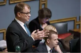  ?? FOTO: LEHTIKUVA / MARKKU ULANDER ?? JAG TALADE SANNING. Statsminis­ter Juha Sipilä (C) står fast vid sin version av händelsefö­rloppet före och under den korta regeringsk­risen i somras. Han intygar också, efter en fråga av Anna-Maja Henriksson (SFP), att regeringen fortsatt är mycket...