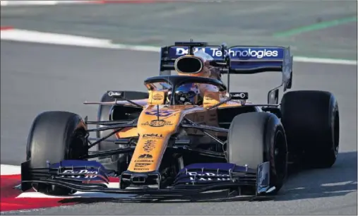  ??  ?? PRODUCTIVO. Pese a un leve contratiem­po, Sainz empezó con buen pie los test completand­o un provechoso primer día con el McLaren.