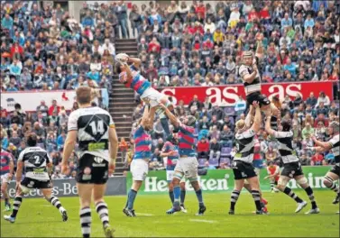  ??  ?? LA FIESTA DEL RUGBY. Hoy el José Zorrilla espera otro gran ambiente para ver el derbi de Valladolid.