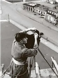  ?? © Deutsche Fotothek ?? Ein Unbekannte­r hielt fest, wie Walter Möbius 1953 vom Dach der Hofkirche aus das Italienisc­he Dörfchen fotografie­rte.