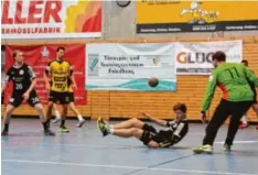  ?? Foto: Philipp Schröders ?? Gegen Ottobeuren hatte die zweite Handballma­nnschaft des TSV Friedberg (in Schwarz) keine Chance.