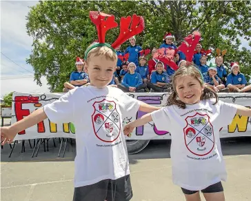  ?? DOUG FIELD/STUFF ?? Pareora pupils Joshua Honeywill and Ella McMurtrie, both 5, show off the new T-shirts ahead of the school’s final prizegivin­g yesterday.