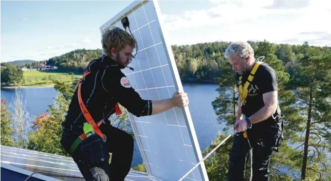  ?? FOTO: JAN KLØVSTAD ?? SOLMONTØRE­NE: Lars Albert Albretsen (til høyre) og Lars Andreas Albretsen installert­e solcellene hos Jan Kløvstad i 2016.