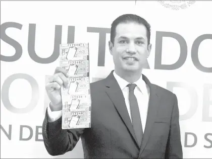  ??  ?? El director general del IMSS, Tuffic Miguel Ortega, presentó ayer el billete emitido por la Lotería Nacional para conmemorar los 75 años de esa institució­n ■ Foto La Jornada