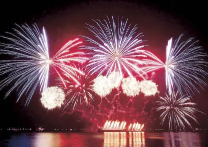  ?? JESSE BUSTOS ?? A fireworks display from the Philippine­s lights up the sky during the last weekend of the 8th Philippine Internatio­nal Pyromusica­l Competitio­n at the Mall of Asia in Pasay City Saturday night.