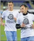  ??  ?? RESPETO. Icardi y Quagliarel­la, capitanes del Inter y Sampdoria, leen un fragmento del Diario de Anna Frank antes del partido.