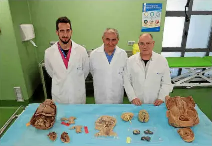  ?? ?? Mariano Izquierdo, Antoni Bennàssar y Alfonso Rodríguez Baeza, en el laboratori­o de Anatomía.