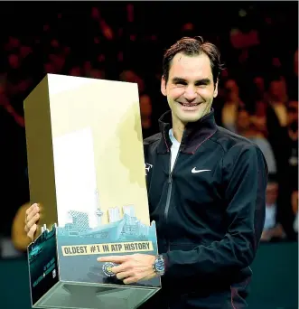  ?? (Afp) ?? Premio speciale Roger Federer con il trofeo per «Il numero 1 più vecchio nella storia dell’atp