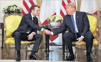  ?? REUTERS ?? Emmanuel Macron y Donald Trump gesticulan ante la prensa durante su encuentro de ayer, un día antes de la cumbre de la OTAN en Watford (Londres).