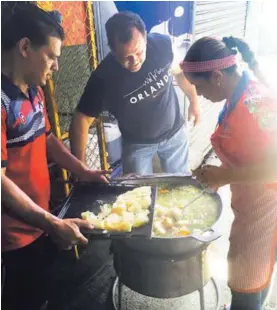  ?? CORTESÍA ?? Geiner Segura (izquierda) ayuda en la preparació­n de una olla de carne para el equipo. Lo acompañan Alexánder Ortiz y Vannesa Jorge.