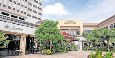  ??  ?? Dining out has been made much safer at Santolan Town Plaza.