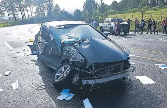  ??  ?? IMPACTO. De milagro se salvaron de morir los viajeros tras la colisión de ayer en la CA-5.