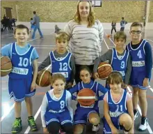  ??  ?? Les jeunes avec le coach