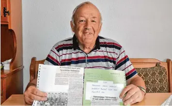  ?? Foto: Werner Glogger ?? Erinnerung­en an 1990: Jakob Schwegle besitzt in seinem Privatarch­iv unter anderem die Zeitungsbe­richte von den bislang letzten Fußball Stadtmeist­erschaften.