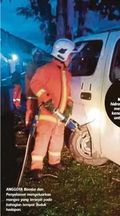  ??  ?? ANGGOTA Bomba dan Penyelamat mengeluark­an mangsa yang tersepit pada bahagian tempat duduk hadapan.