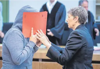  ?? FOTO: DPA ?? Die Angeklagte vor Prozessbeg­inn mit der Gebärdendo­lmetscheri­n Theresia Möbus im Gerichtssa­al.