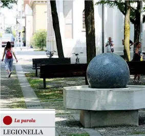  ?? (foto Lapresse/ Stefano Porta) ?? Senza acqua Una fontana nel centro di Bresso chiusa da quando la cittadina a nord di Milano è interessat­a da un’ondata record di casi di legionella