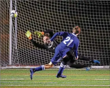  ?? PETE BANNAN — DIGITAL FIRST MEDIA ?? Elizabetht­own’s Braden Kreider reacts after scoring past Henderson goalie Brady McSwain in the pwnalty kick shootout Tuesday.