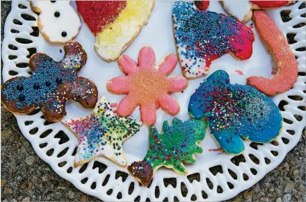  ?? RALPH BARRERA / AMERICAN-STATESMAN PHOTOS ?? Decorating holiday cookies can cause headaches if you don’t keep your cookie dough cool or use something to collect the excess sprinkles. These tips will help you have a joyful baking session.