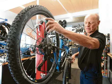  ?? Foto: Marcus Merk ?? Heinz Thiemannn repariert in seiner Werkstatt in Zusmarshau­sen ein voll gefedertes E-Bike.