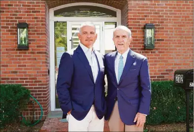  ?? Grace Duffield / Hearst Connecticu­t Media ?? Lou Garcia and Fred Afragola stand in front of the building at 208 Elm St. where they expected to open a new bank in New Canaan in the fourth quarter of this year.