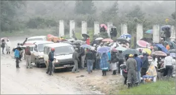  ??  ?? TOUGH JOURNEY: The Christmas rush at the Goodhope taxi rank, at the base of the Drakensber­g mountains.