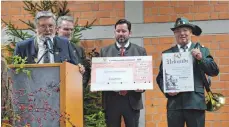  ?? FOTO: ANGELIKA GRETZINGER ?? Der Landesbläs­erobmann Baden-Württember­g Walter Löw überreicht eine Urkunde zum 50-jährigen Jubiläum.