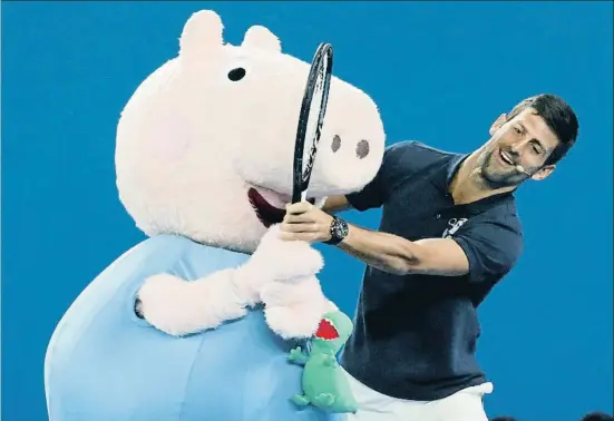  ?? KIM KYUNG-HOON / REUTERS ?? Novak Djokovic amb el personatge de Peppa Pig ahir a Melbourne en una exhibició per a nens