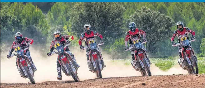  ??  ?? GRAN POTENCIAL. Paulo Gonçalves, Joan Barreda, Michael Metge, Ricky Brabec y Kevin Benavides conforman un impresiona­nte plantel que aspira a todo en el Dakar 2018.