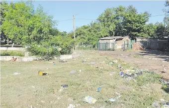  ??  ?? Basura por todas partes en el Parque Caballero. El sitio no se limpia ni se arregla. Tampoco multan a los que arrojan basura.