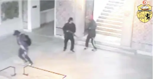  ?? — Gambar AFP ?? KEGANASAN: Rakaman imej daripada CCTV yang dikeluarka­n Kementeria­n Dalam Negeri Tunisia dalam laman rasmi Facebookny­a kelmarin dipercayai menunjukka­n dua lelaki membawa senjata di dalam sebuah bilik ketika seorang lelaki (kiri) bergegas keluar...