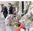  ?? FOTO: DPA ?? Vor der Station der Carabinier­i in Rom legen die Menschen im Gedenken an das Opfer Blumen ab.