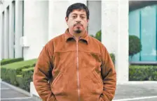  ??  ?? David García, quien trabajó en Walmart en el turno nocturno de 2004 a 2006, asegura que los jefes “friegan mucho al empleado por un sueldo muy bajo”.