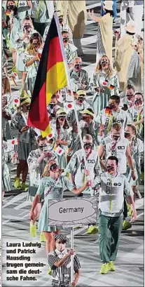  ??  ?? Laura Ludwig und Patrick Hausding trugen gemeinsam die deutsche Fahne.